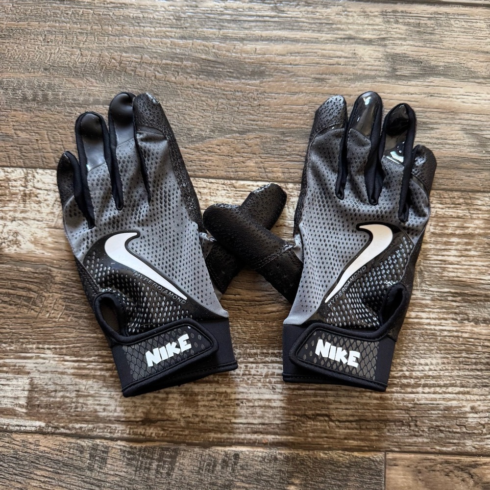 Nike Youth Black and Gray Sports Gloves